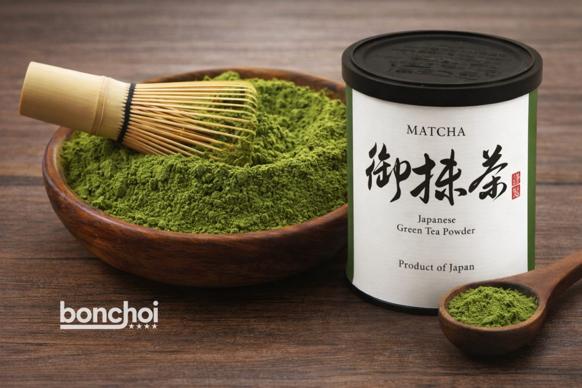 Matcha japonais en poudre avec fouet en bambou et boîte de thé vert – spécialité japonaise utilisée pour boisson, pâtisserie et cuisine asiatique