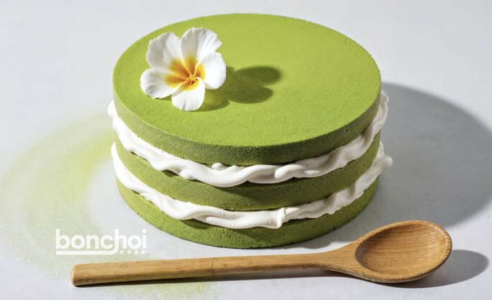 Gâteau au matcha japonais avec crème, dessert au thé vert typique inspiré de la pâtisserie asiatique, apprécié pour son goût végétal et sa couleur naturelle