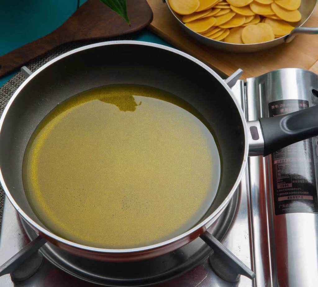 Huile chauffée dans une poêle pour friture des puris indiens, préparation de la cuisson du pani puri