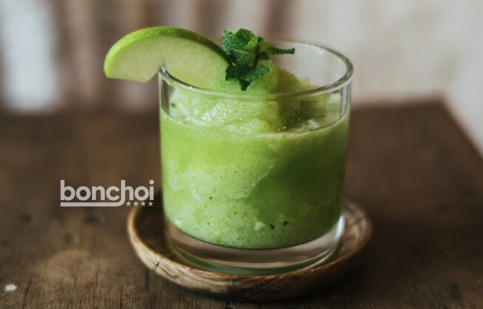 Boisson glacée au matcha japonais façon smoothie, dessert ou rafraîchissement au thé vert, populaire dans la cuisine asiatique moderne et les cafés tendance